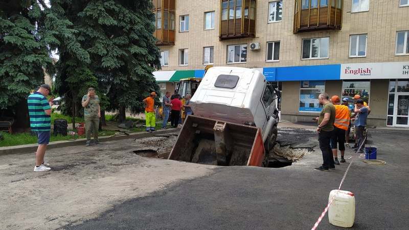 В центре Житомира грузовик ушел под землю (ФОТО)