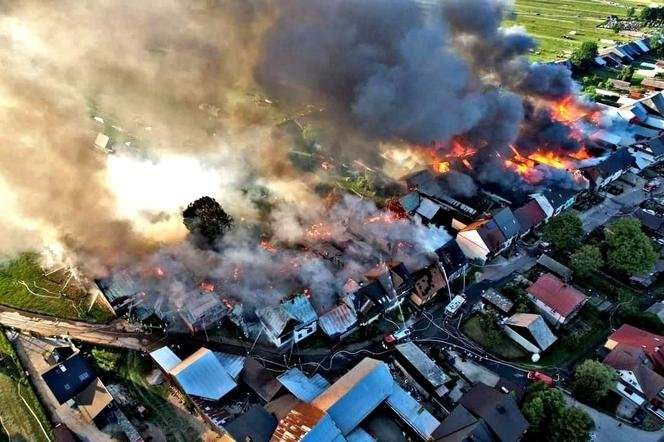 Село в Польше охватил масштабный пожар, который уничтожил несколько десятков домов (ВИДЕО)