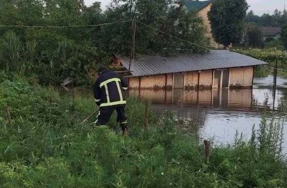 В Украине непогода повредила почти 30 километров дорог. Подтоплены 240 домов