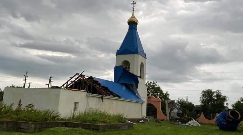 Ураганный ветер сорвал крышу с церкви в селе Белгород-Днестровского района (ФОТО)