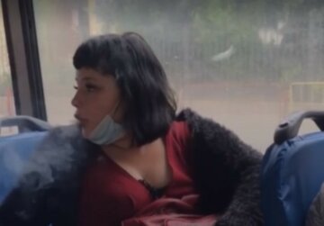 Одесситка курила прямо в салоне переполненного троллейбуса (ВИДЕО)