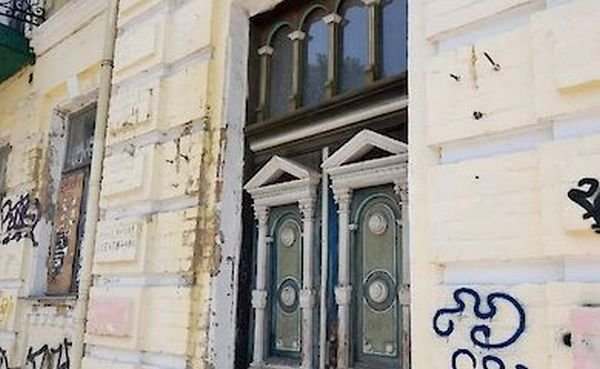 В историческом здании на столичном Андреевском спуске обрушилась кровля