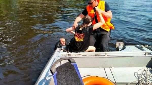 В Киеве чудом спасли девочку, которую уносило течением