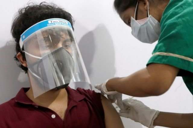 В Индии более 2000 человек привили фальшивой вакциной от COVID-19