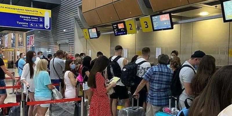 В Харькове самолет улетел без части пассажиров