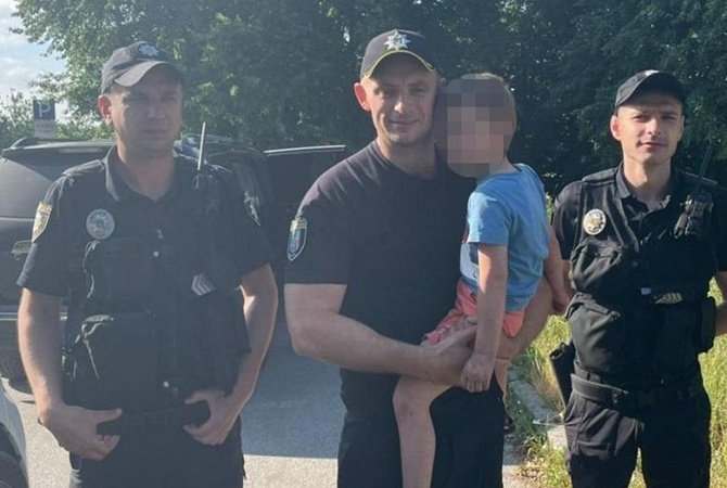 Полицейские Киева нашли пятилетнего мальчика, который всю ночь катался на самокате