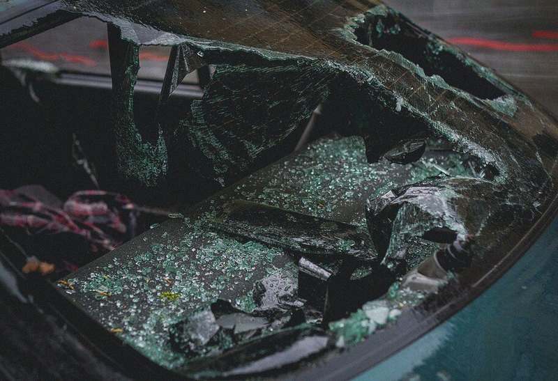 На трассе в Киеве автомобиль приземлился на крышу