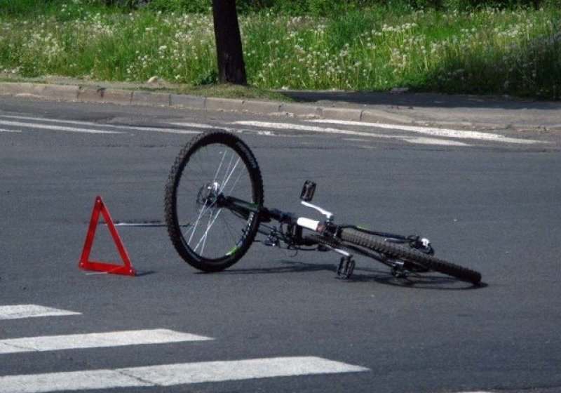 В Мелитополе от удара авто велосипедист перелетел через капот (ВИДЕО)