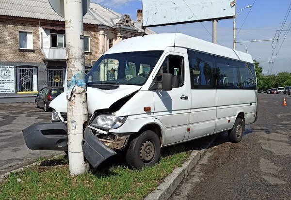 В Запорожье водитель микроавтобуса сбил столб (ВИДЕО)