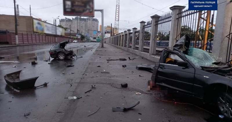 В Одессе машина влетела в столб и развалилась на части