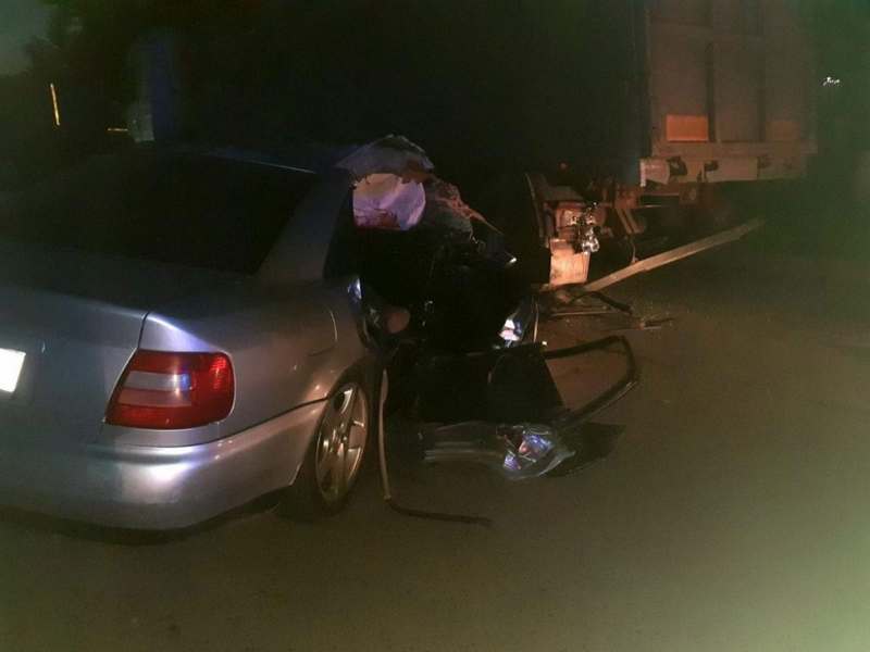 В Червоноградском районе Audi влетела в припаркованный грузовик SCANIA