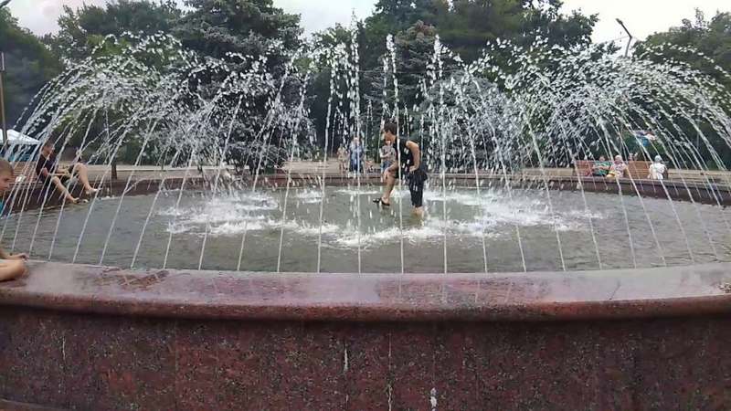 В Мелитополе девочки-подростки устроили заплыв в фонтане (ВИДЕО)