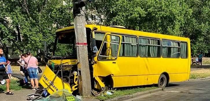 В Киеве маршрутка с пассажирами на полном ходе врезалась в бетонный столб (ФОТО)