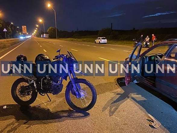 В Киеве мотоциклист с пассажиркой налетели на буксировочный трос (ФОТО)