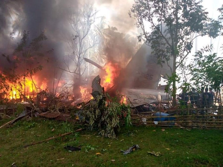 Военный самолет с 85 людьми на борту упал на Филиппинах