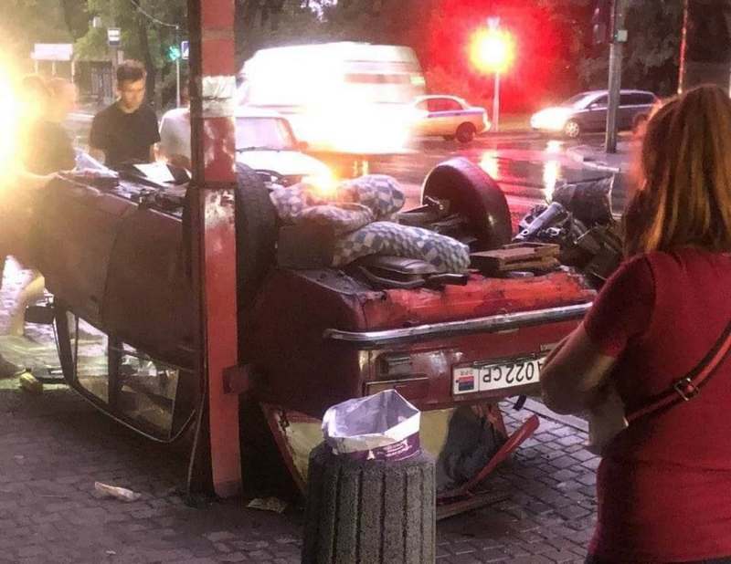 В Донецке в ДТП автомобиль разорвало пополам