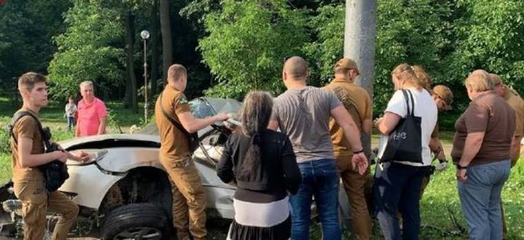 В Киеве автомобиль слетел с дороги и «обнял» столб (ВИДЕО)