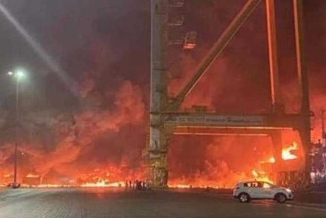 В порту ОАЭ взорвался корабль (ВИДЕО)