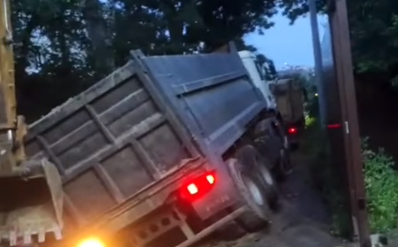 В Киеве переполненный грузовик провалился в коллектор (ВИДЕО)