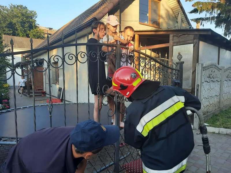 В Ровенской области девочка прыгала на батуте и напоролась на металлический забор (ФОТО)