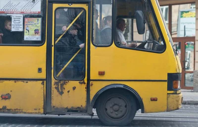 В Киеве у маршрутки на ходу отпало дымящееся колесо (ВИДЕО)