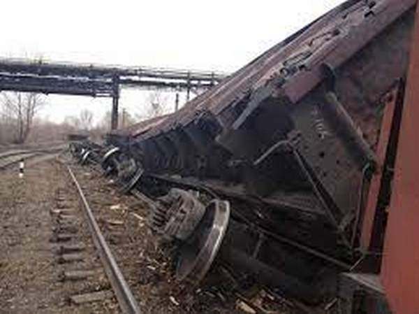 Сошедший с рельсов хозяйственный поезд задержал 13 пассажирских поездов Укрзализныци