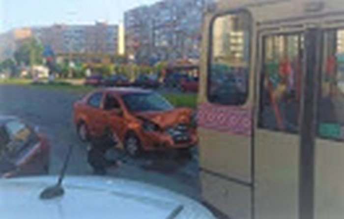 В Запорожье автомобиль врезался в троллейбус (ВИДЕО)