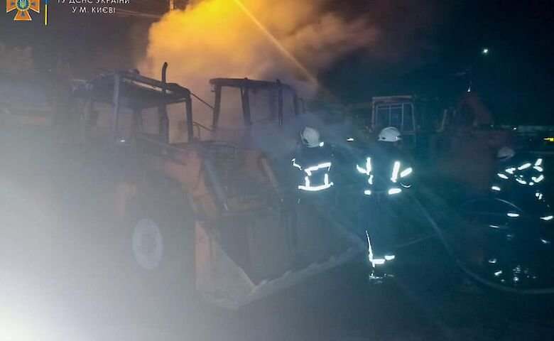 В Киеве полностью сгорели три экскаватора