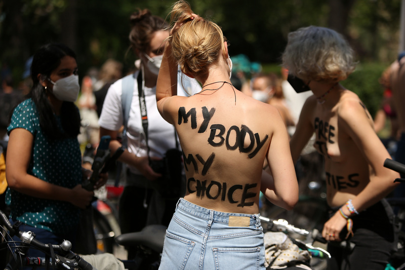 В Берлине голые женщины устроили велопробег (ФОТО)