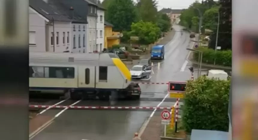 В Люксембурге поезд протаранил Volkswagen, застрявший на переезде (ВИДЕО)