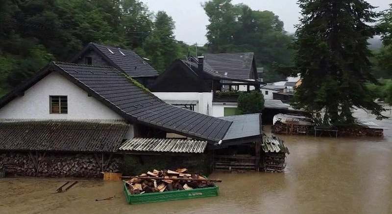 «Мы еще не видели подобной катастрофы»: В Германии города уходят под воду (ВИДЕО)
