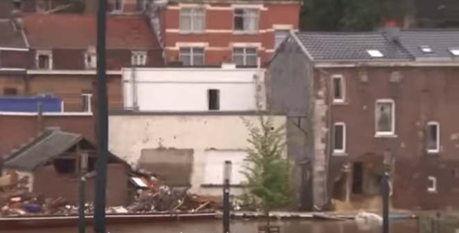 Наводнение в Бельгии: во время интервью мэра города начал рушиться жилой дом (ВИДЕО)