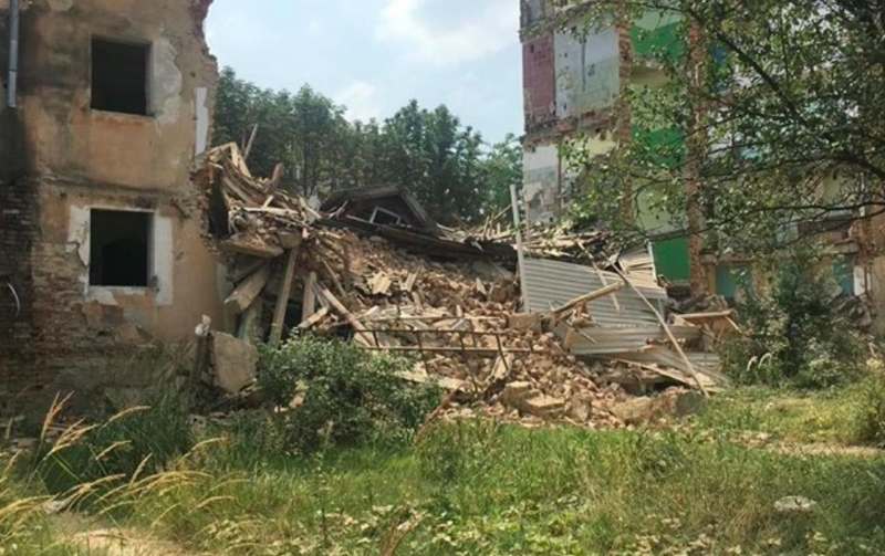 В Дрогобыче Львовской области обрушился подъезд аварийного дома