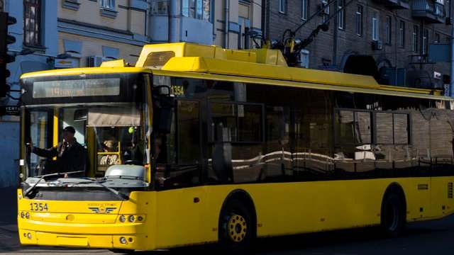Смерть на работе: в Киеве водитель троллейбуса умер за рулем