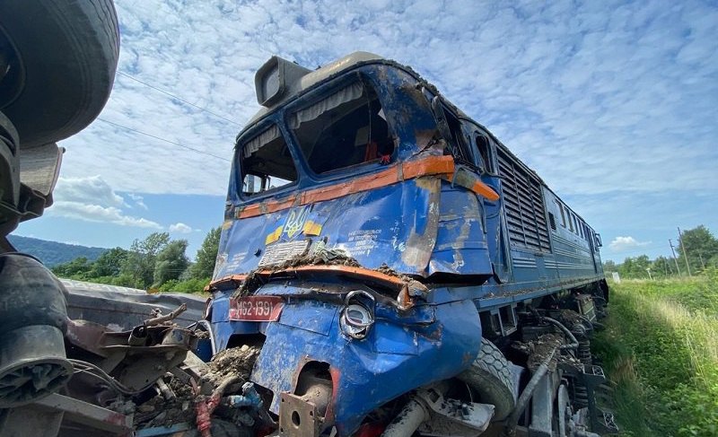 На Закарпатье пассажирский поезд столкнулся с фурой и сошел с рельсов (ФОТО)