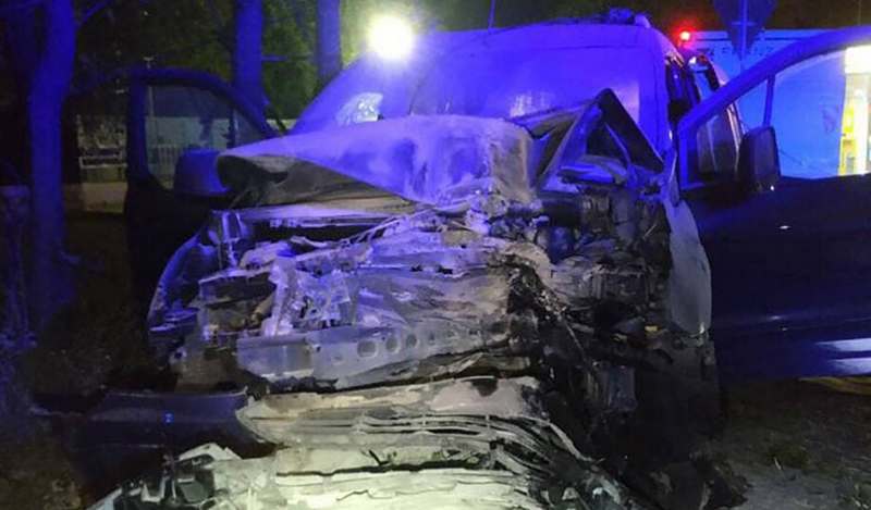 Водитель уснул за рулем: в Киеве авто влетело в столб и загорелось (ФОТО)
