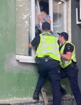 В Херсоне горе-любовник застрял в пластиковом окне (ФОТО)