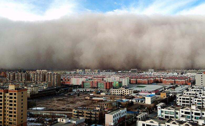 Мощная песчаная буря накрыла город Дуньхуан в Китае (ВИДЕО)