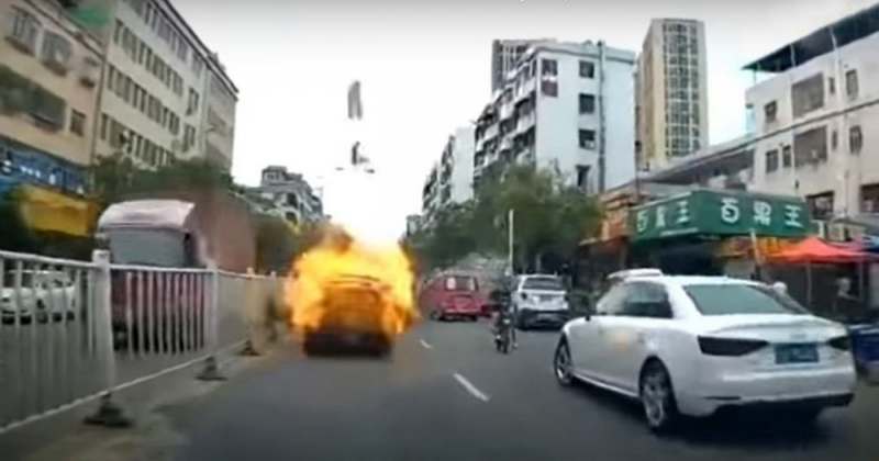 В Китае Toyota Camry взорвалась прямо во время движения по городу (ВИДЕО)