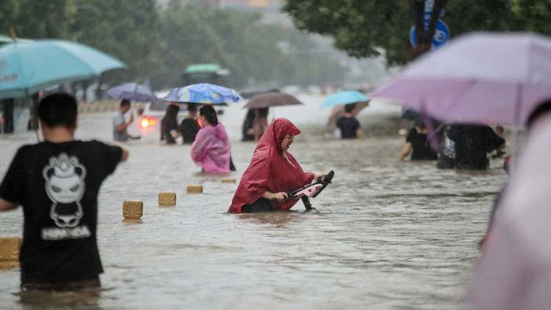 Наводнение в Китае: 12 человек погибли в затопленном водой метро (ВИДЕО)