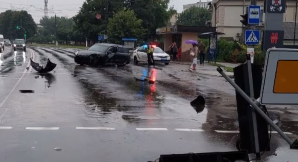 В Борисполе Porsche на огромной скорости врезался в столб (ВИДЕО)