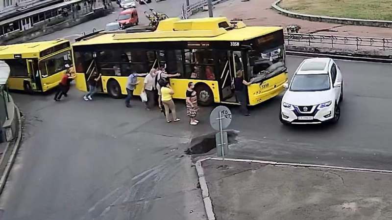 Эпическое ДТП в Киеве: пассажиры толкали троллейбус и он врезался в Nissan (ВИДЕО)