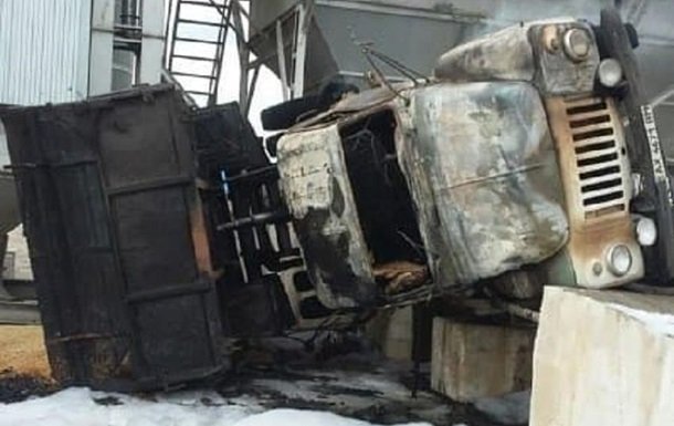 В Харьковской области грузовик с зерном перевернулся и загорелся