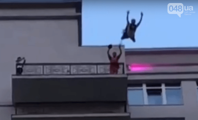 В Одессе любитель экстрима выпрыгнул с балкона на 34-м этаже (ВИДЕО)