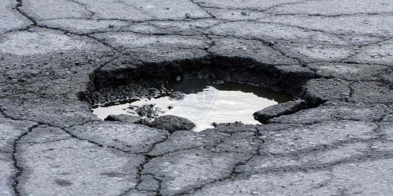 В Кропивницком водитель остался без глаза и зубов из-за ямы на дороге (ВИДЕО)