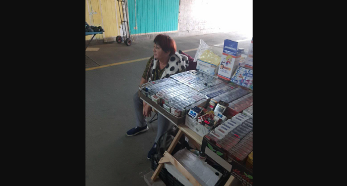 В Киеве на Позняках женщина продает детям сигареты