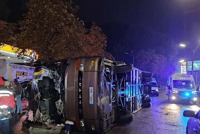 В Киеве перевернулся молдавский автобус с туристами, есть пострадавшие (ФОТО)