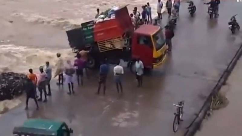 В Индии мусор грузовиками скидывают прямо в океан (ВИДЕО)