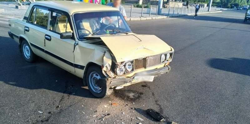 В Николаеве ВАЗ врезался в «Рено», который от удара «упал» на встречное авто (ВИДЕО)