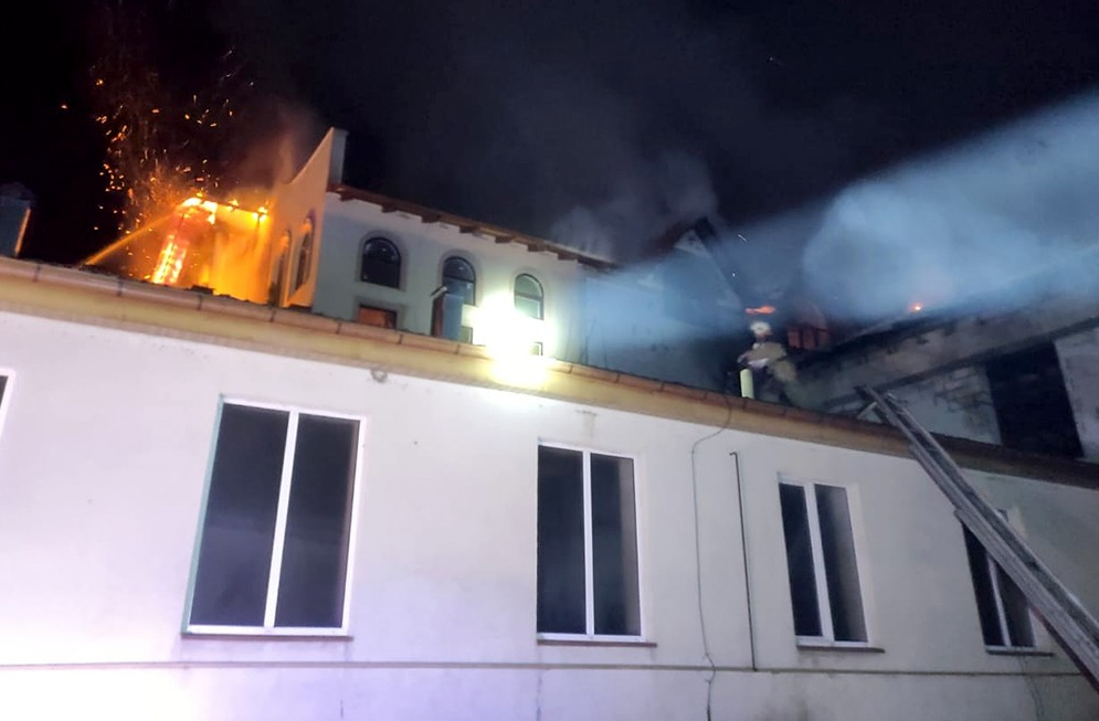 В Закарпатской области загорелась крыша гостинично-ресторанного комплекса